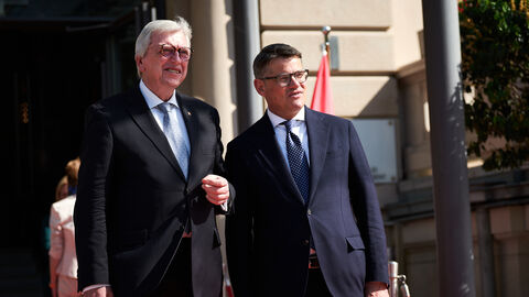 Der ehemalige Ministerpräsident Volker Bouffier und sein Nachfolger Boris Rhein vor der Staatskanzlei.