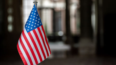 Amerikanische Flagge im Vordergrund.