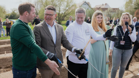 Max Benz, Ministerpräsident Boris Rhein, Profikoch Stefan Pappert, Spargelkönigin Elena I. und Moderatorin Chantal Wendel beim Spargelstechen.