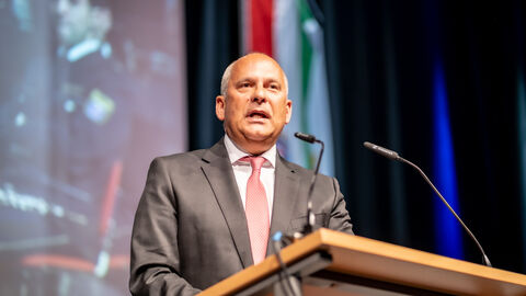 Innenminister Roman Poseck spricht bei der Vereidigung.