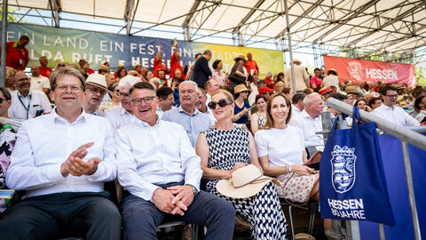 Fuldas Oberbürgermeister Dr. Heiko Wingenfeld, Ministerpräsident Boris Rhein mit seiner Frau Tanja Raab-Rhein, sowie die Präsidentin des Hessischen Landtages Astrid Wallmann auf der Ehrentribüne auf dem Hessentag 2026.