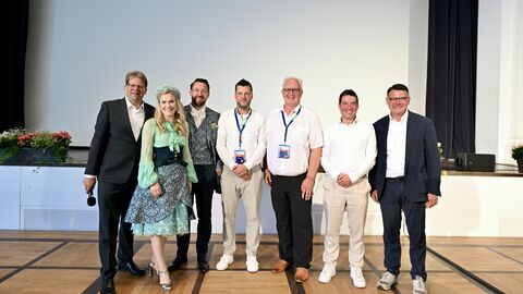 Fuldas Oberbürgermeister Dr. Heiko Wingenfeld, das Hessentagspaar der Stadt Fulda, Vera und Max Dudyka, die Hessentagsbeauftragen der Stadt Fulda sowie Ministerpräsident Boris Rhein auf dem Hessentag 2026.